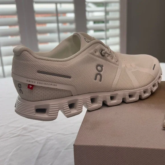 On Running Cloud 5 All White 59.98902 Running Shoes Women size 7 - Picture 5 of 13